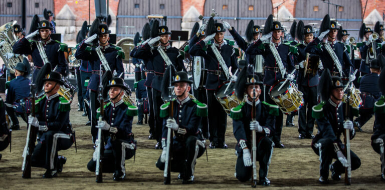 HMKG sotilassoittokunta vuoden 2024 Hamina Tattoo Marssishowssa.