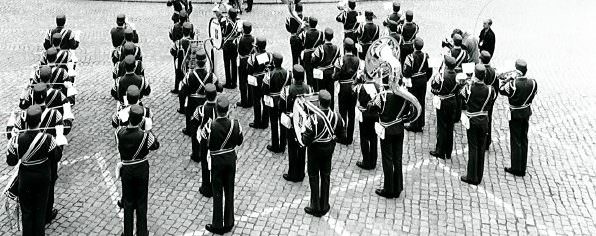 Marssiorkesteri mustavalkoisessa kuvassa.