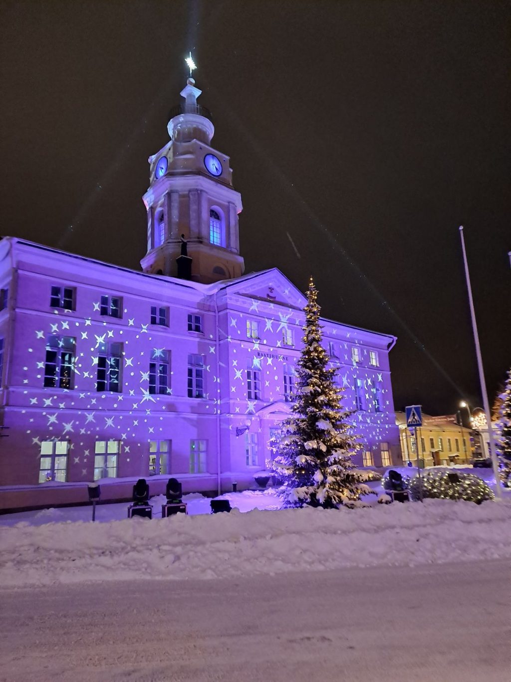 Raatihuone valaituna talvella.