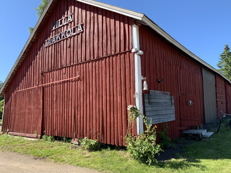 Punainen riihirakennus, päädyssä teksti Villa Jaakkola.