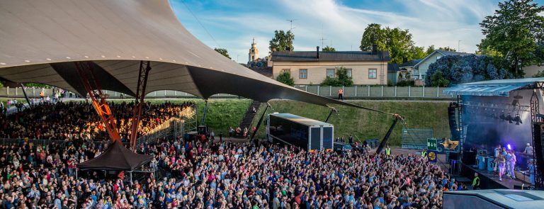 Konsertti yleisöineen Hamina Bastionin -areenalla.