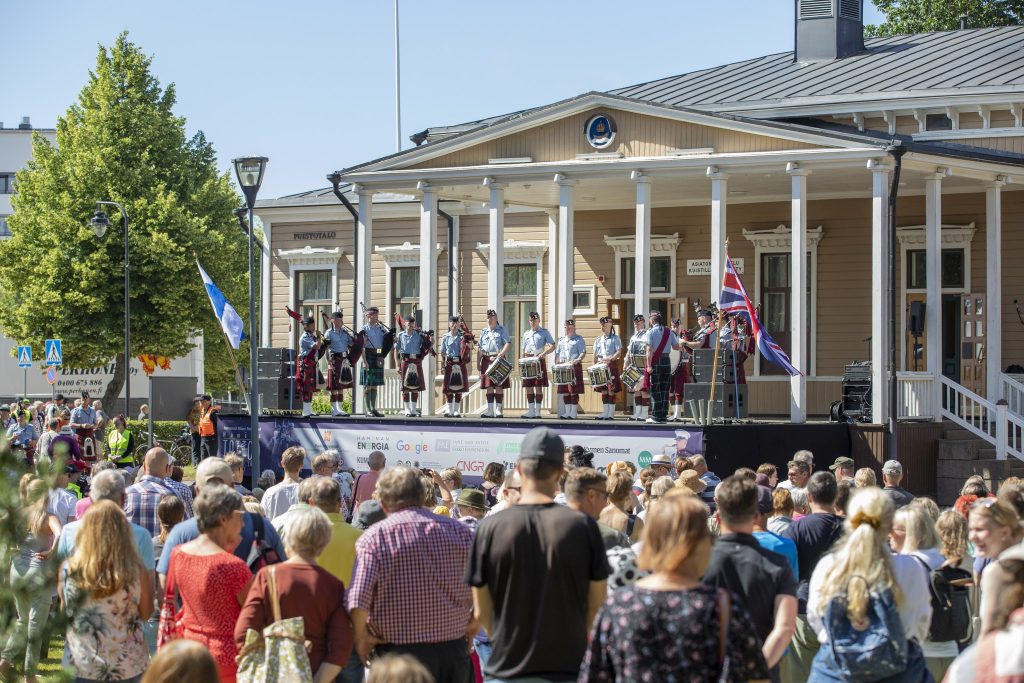 Haminan kesäpuisto ja Tattoo puistokonsertti.