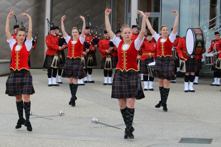 Kanadan kuninkaallisen ratsupoliisin säkkipilliorkesterin tanssijat  punaisissa liiveissä ja skottiruutuisessa hameessa.