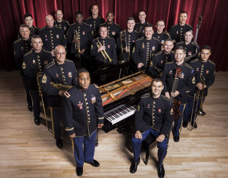 Kuvassa 21 henkinen kokoonpano Jazz Ambassadors of the United States Army Field Band