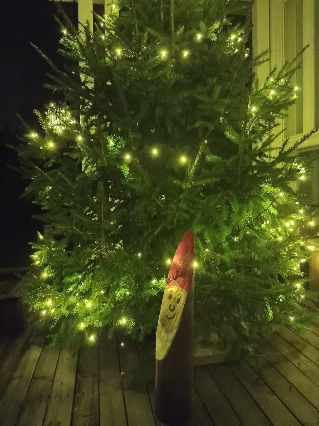 Valaistu joulukuusi.