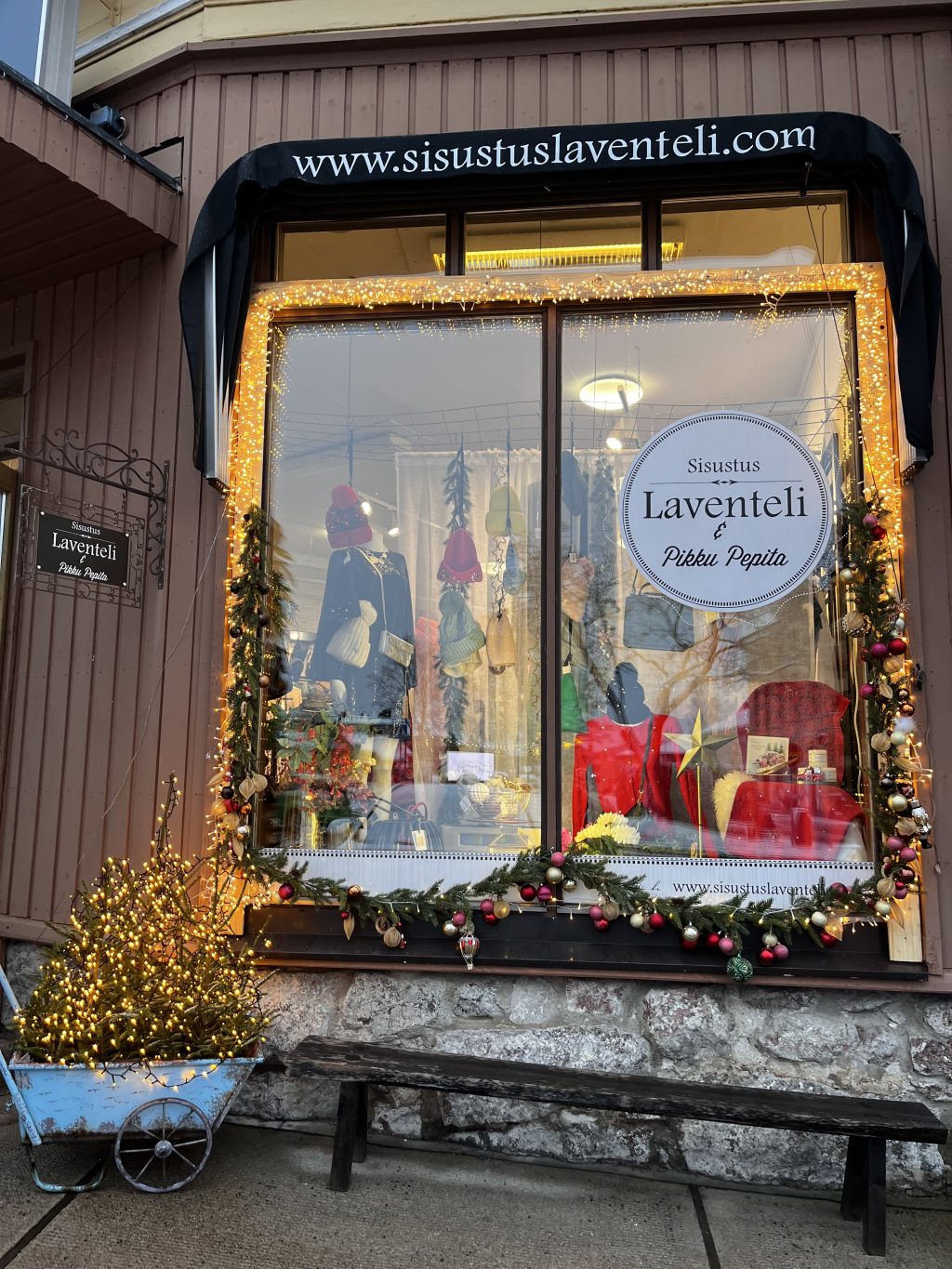 Sisustus Laventelin jouluikkuna.