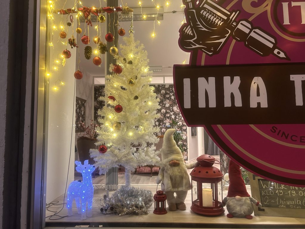Inka Tattoo jouluikkuna.